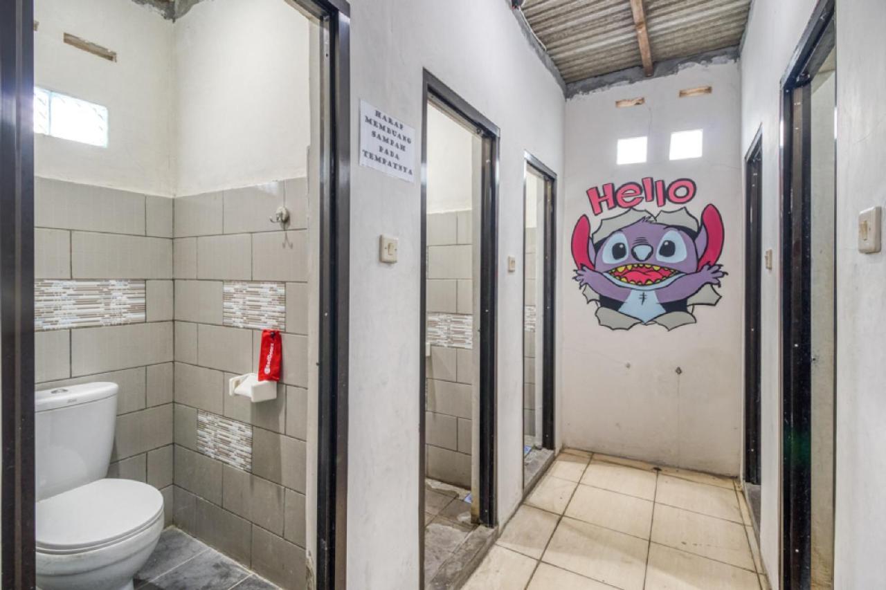 RedDoorz Hostel near Stadion Mandala Krida Yogya Yogyakarta Exterior foto